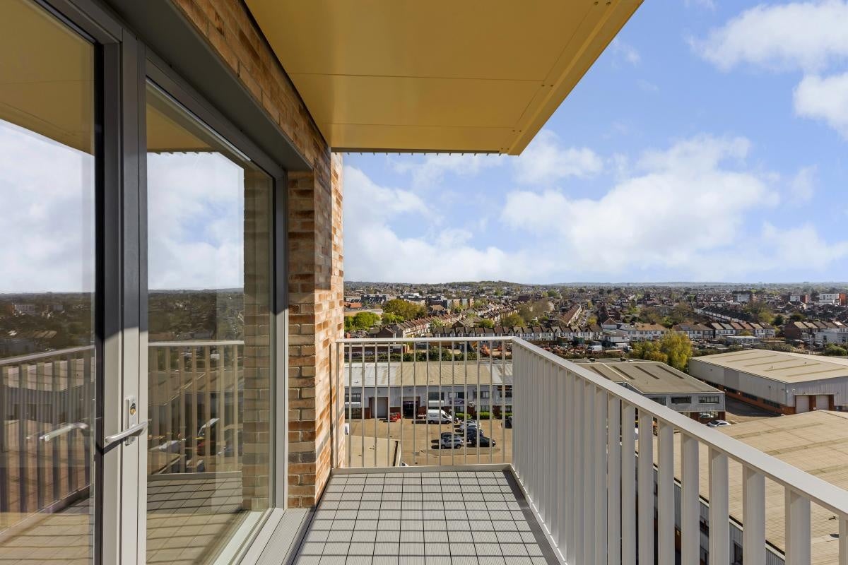Flat Barratt Way in Greater London