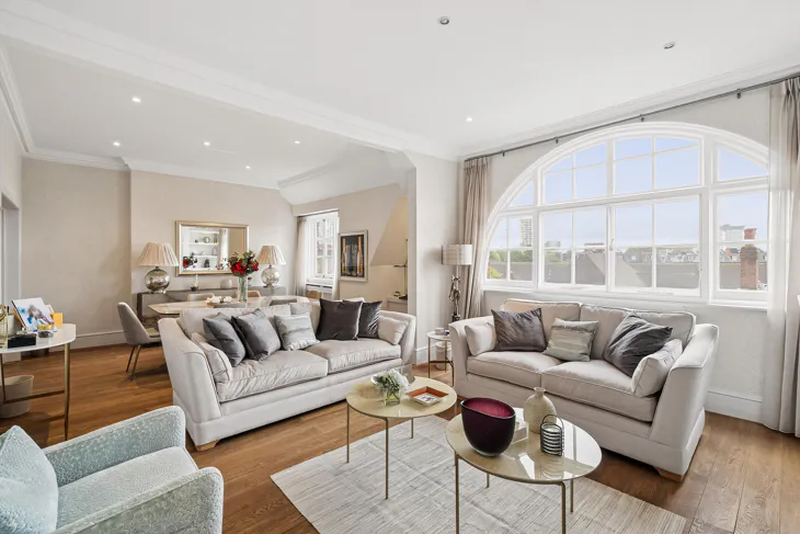 Flat Hammersmith Road in Greater London