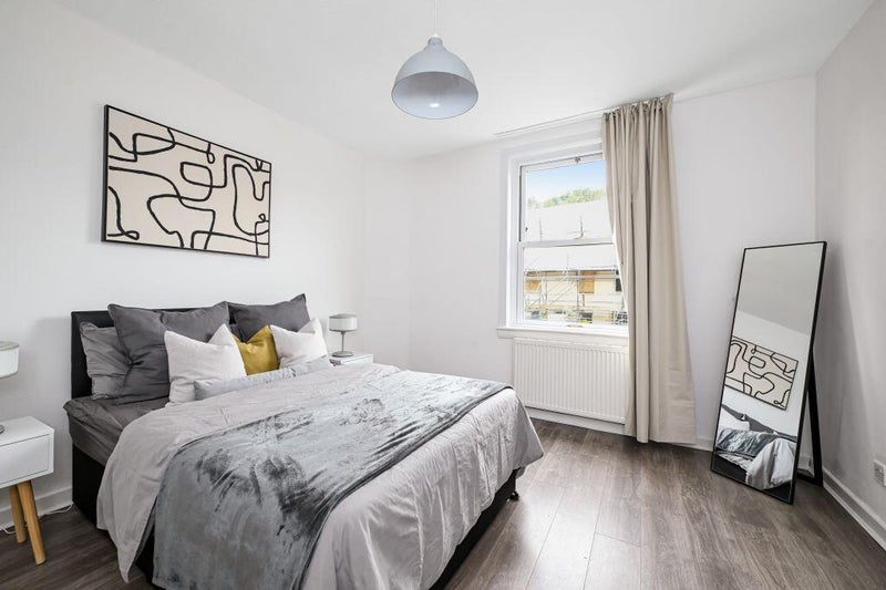 Room Prestonfield Crescent in City of Edinburgh