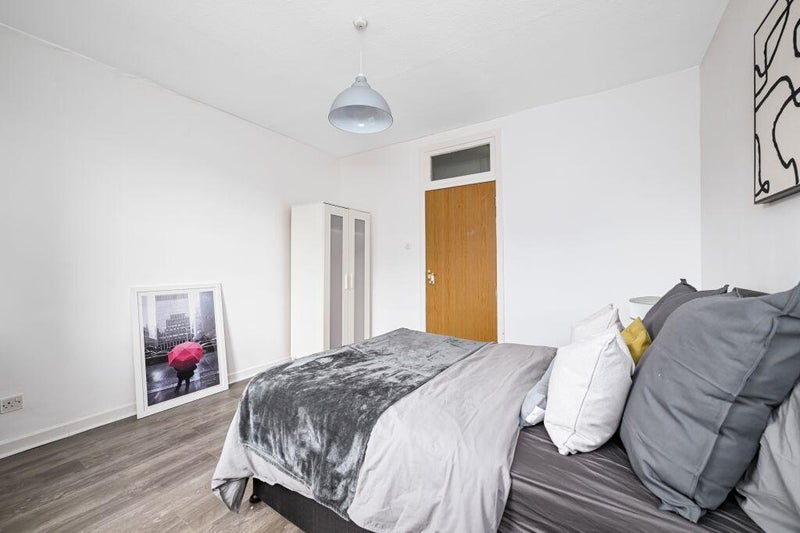Room Prestonfield Crescent in City of Edinburgh