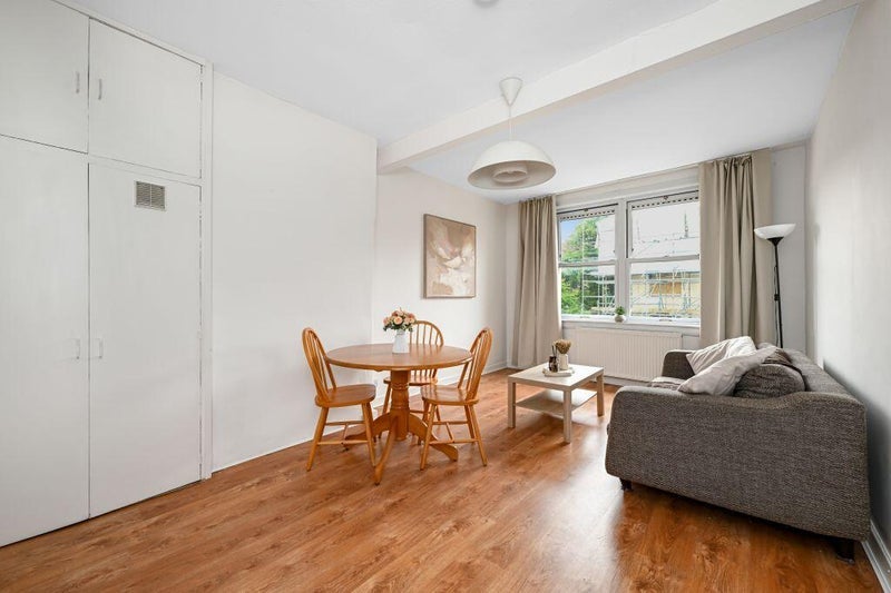 Room Prestonfield Crescent in City of Edinburgh