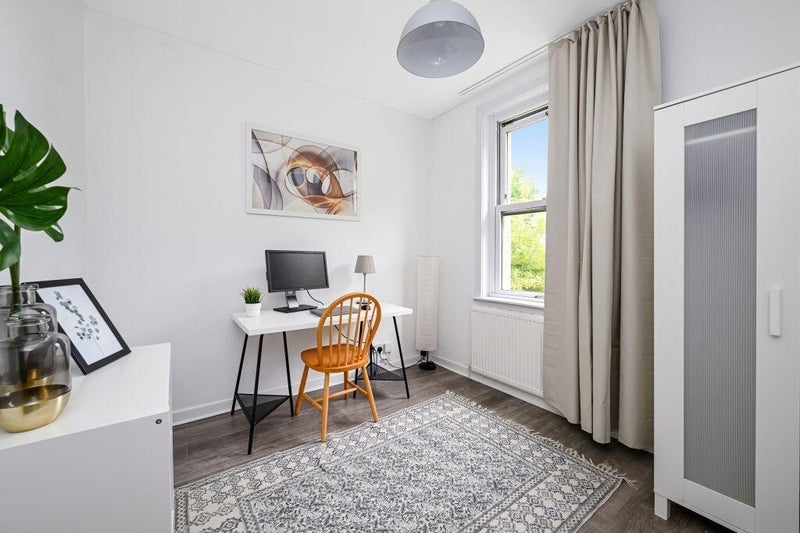 Room Prestonfield Crescent in City of Edinburgh