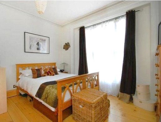 Flat Chiswick High Road in Greater London