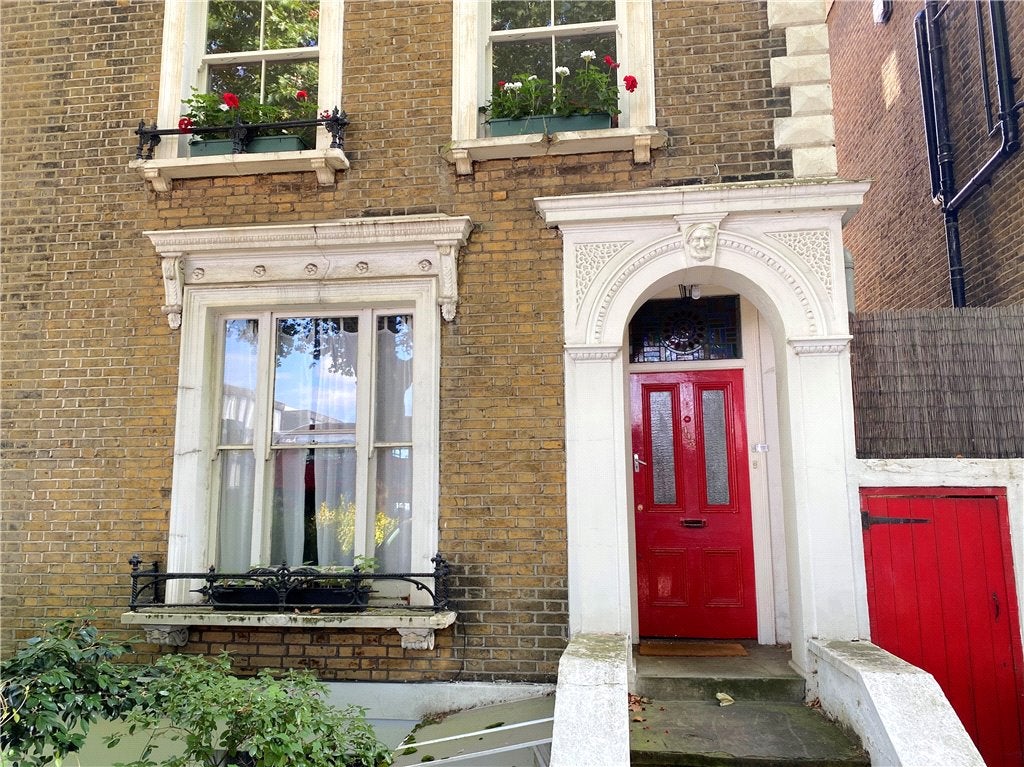 Flat Chiswick High Road in Greater London