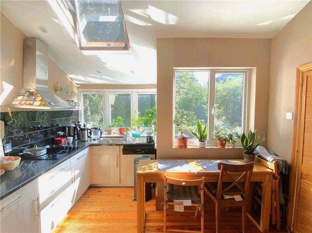 Flat Chiswick High Road in Greater London