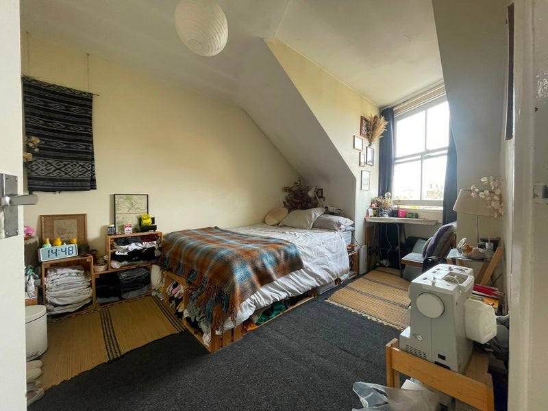 Room Mountgrove Road in Greater London