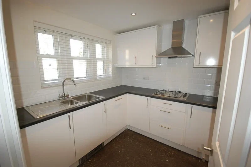 Room Turner Avenue in Greater London