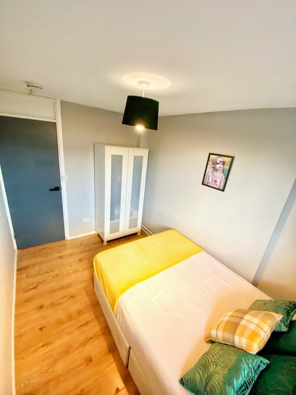Room Millender Walk in Greater London