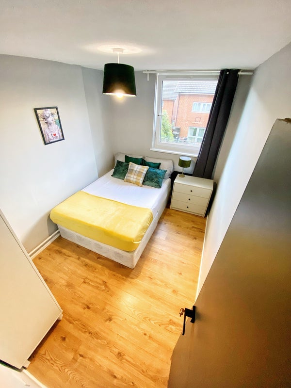 Room Millender Walk in Greater London