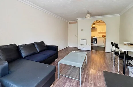 Flat Granby Court in Reading