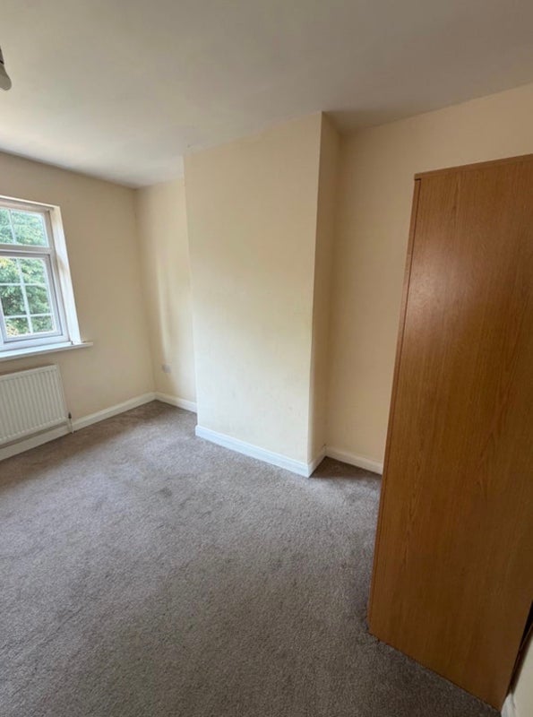 Room Strawberry Hill Road in Farnworth