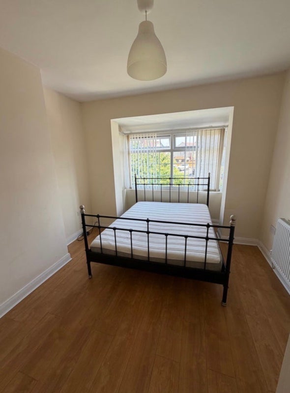 Room Strawberry Hill Road in Farnworth