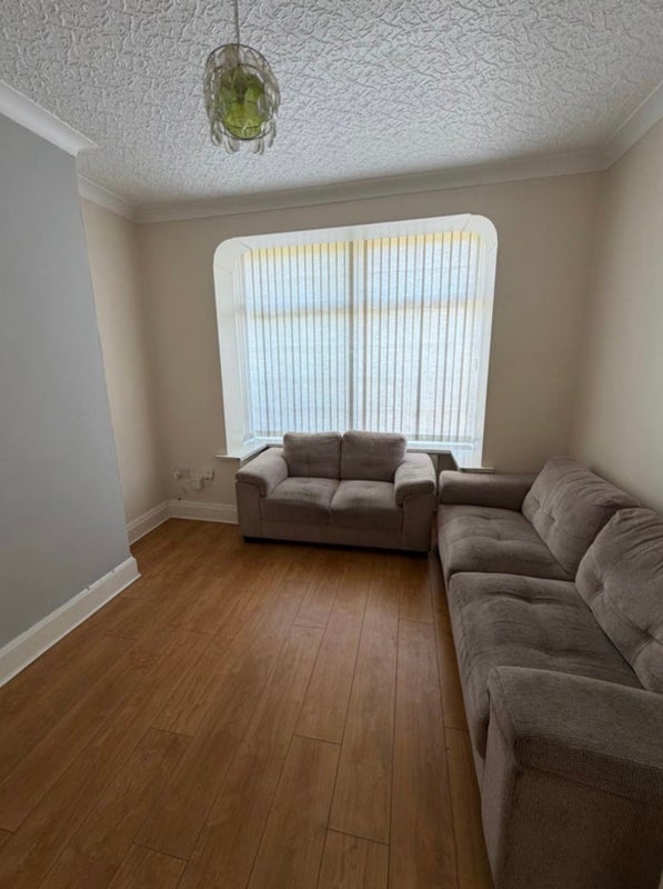 Room Strawberry Hill Road in Farnworth