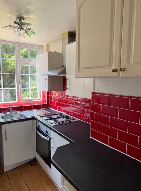 Room Strawberry Hill Road in Farnworth