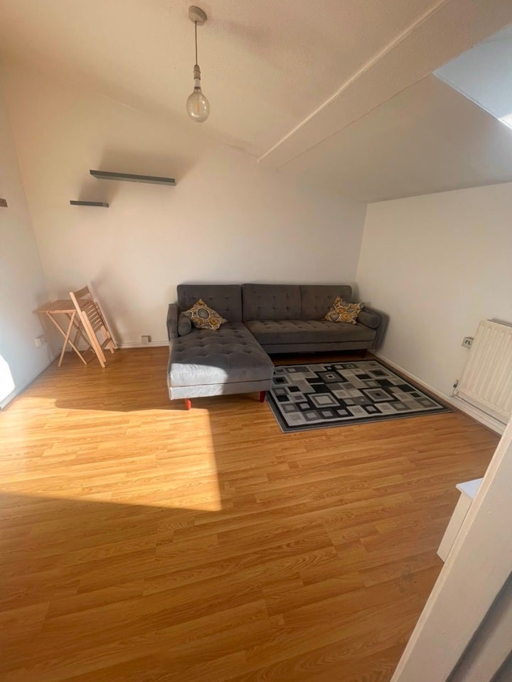 Flat Clifford Drive in Greater London