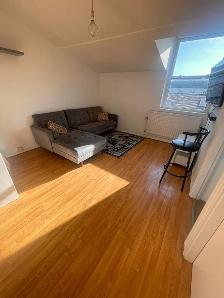 Flat Clifford Drive in Greater London