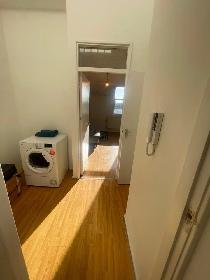 Flat Clifford Drive in Greater London