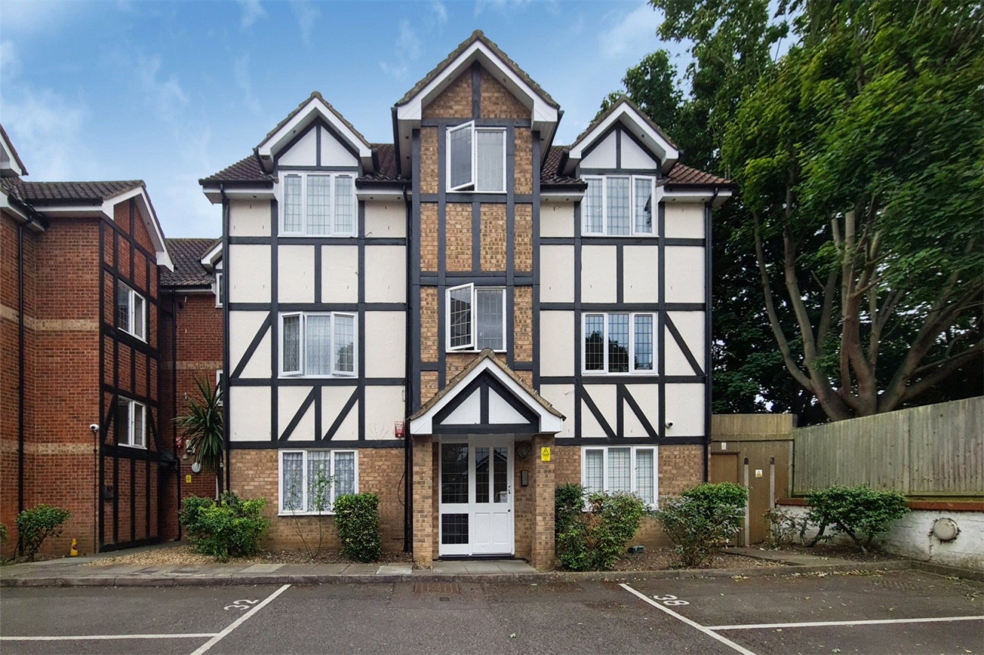 Flat Lulworth Crescent in London