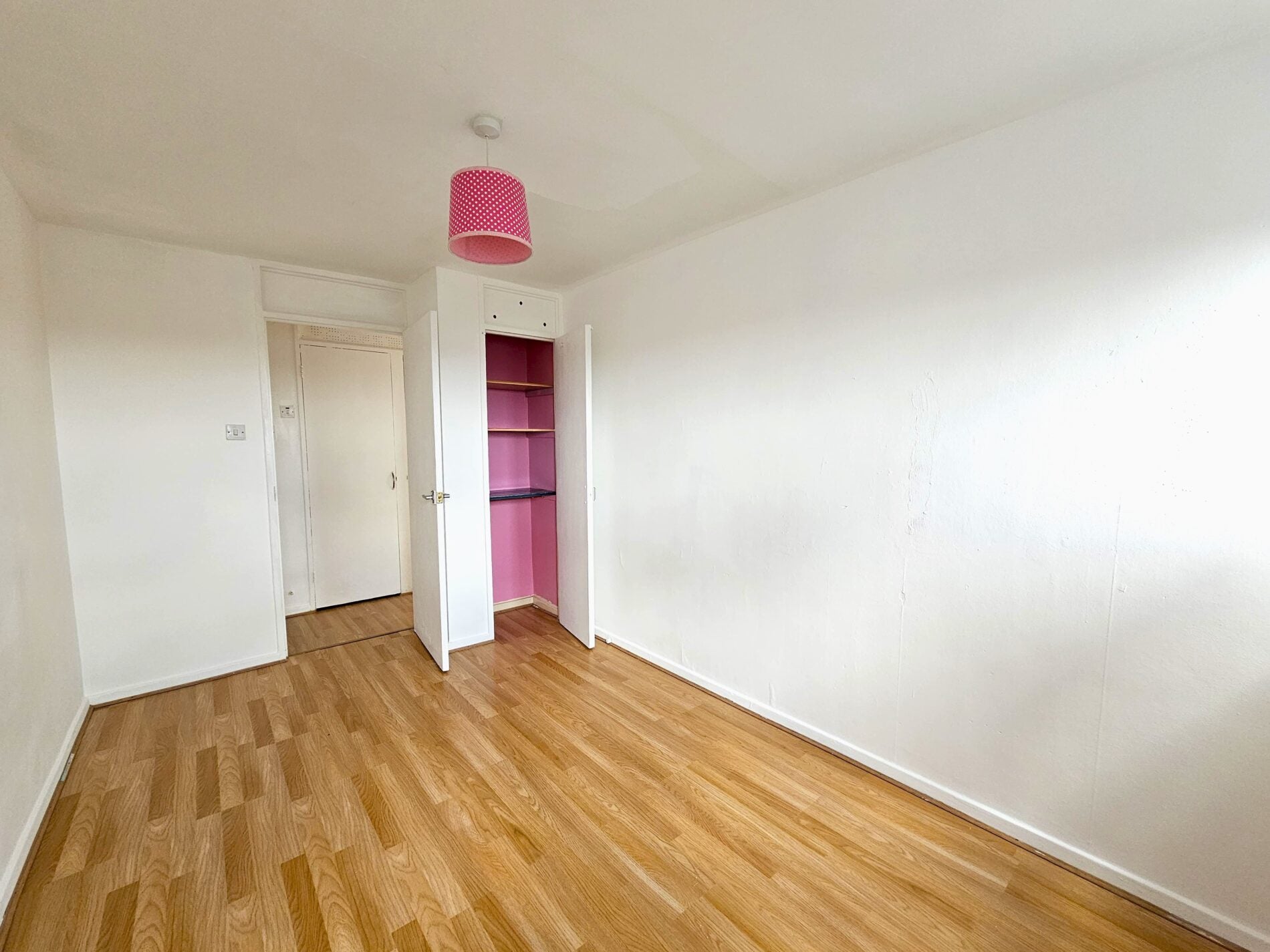 Flat Fullwell Avenue in Greater London