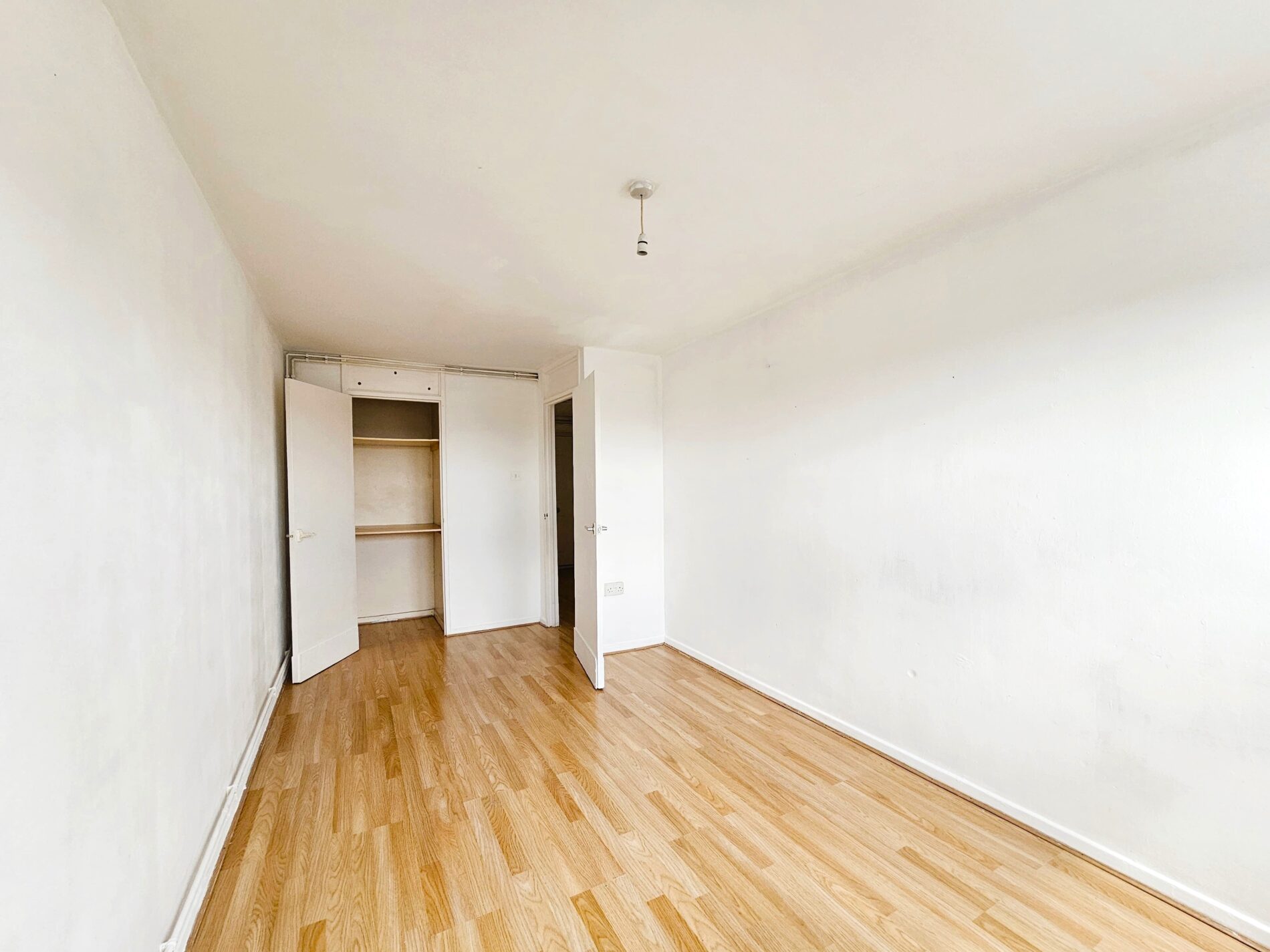 Flat Fullwell Avenue in Greater London