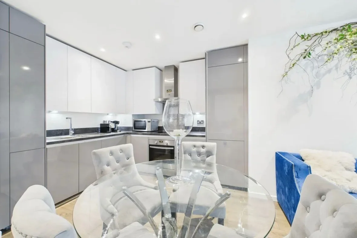 Flat Juniper Drive in Greater London