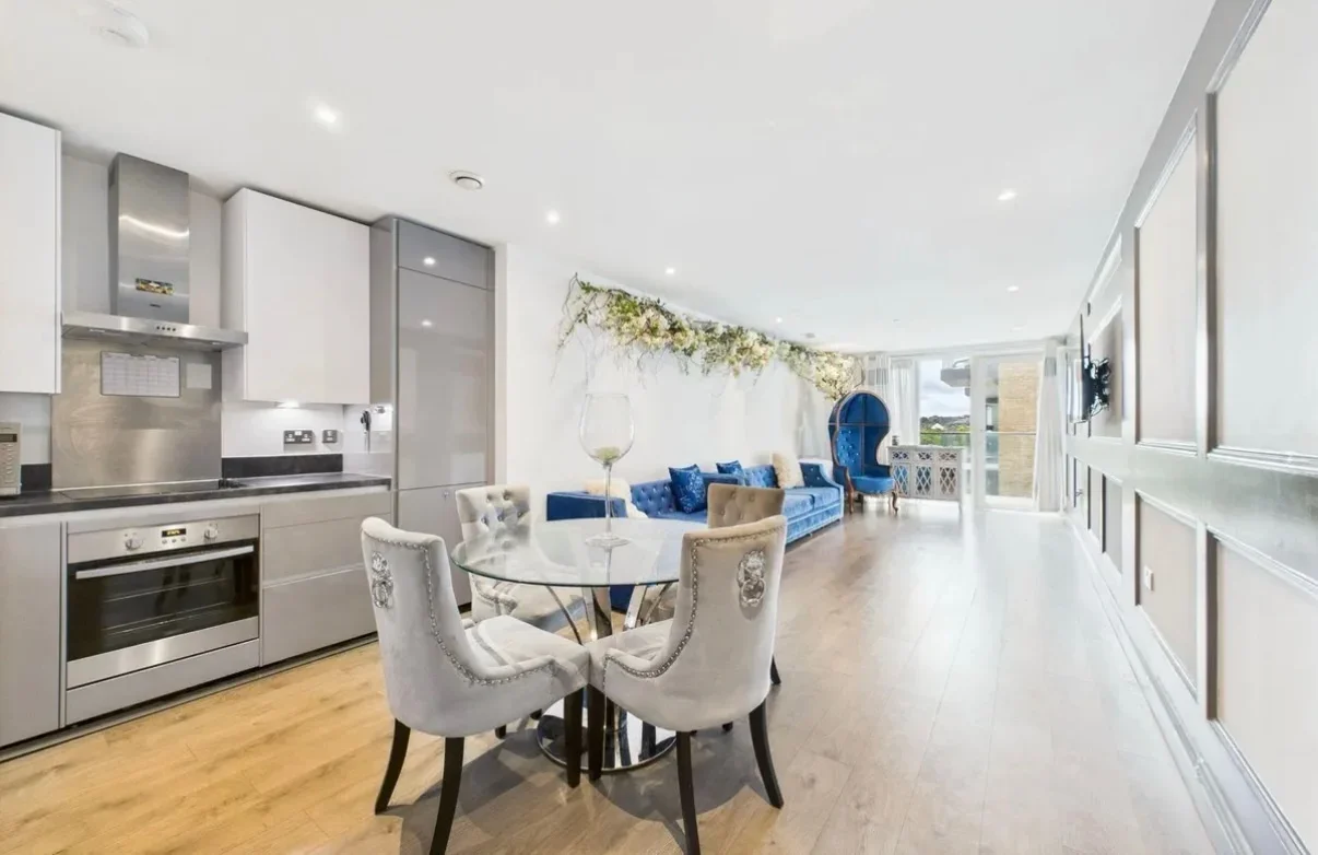 Flat Juniper Drive in Greater London