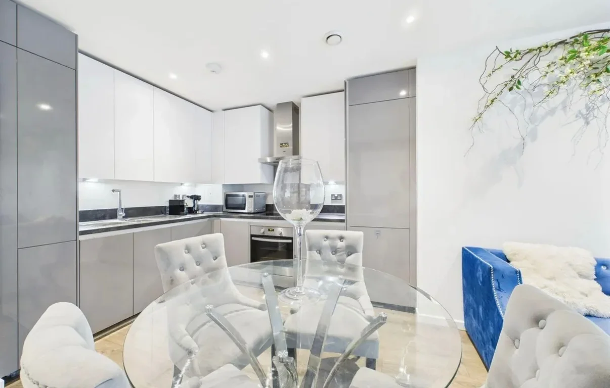 Flat Juniper Drive in Greater London