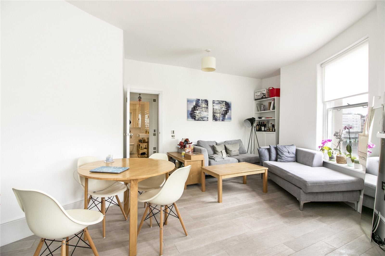 Flat Wren Street in Greater London