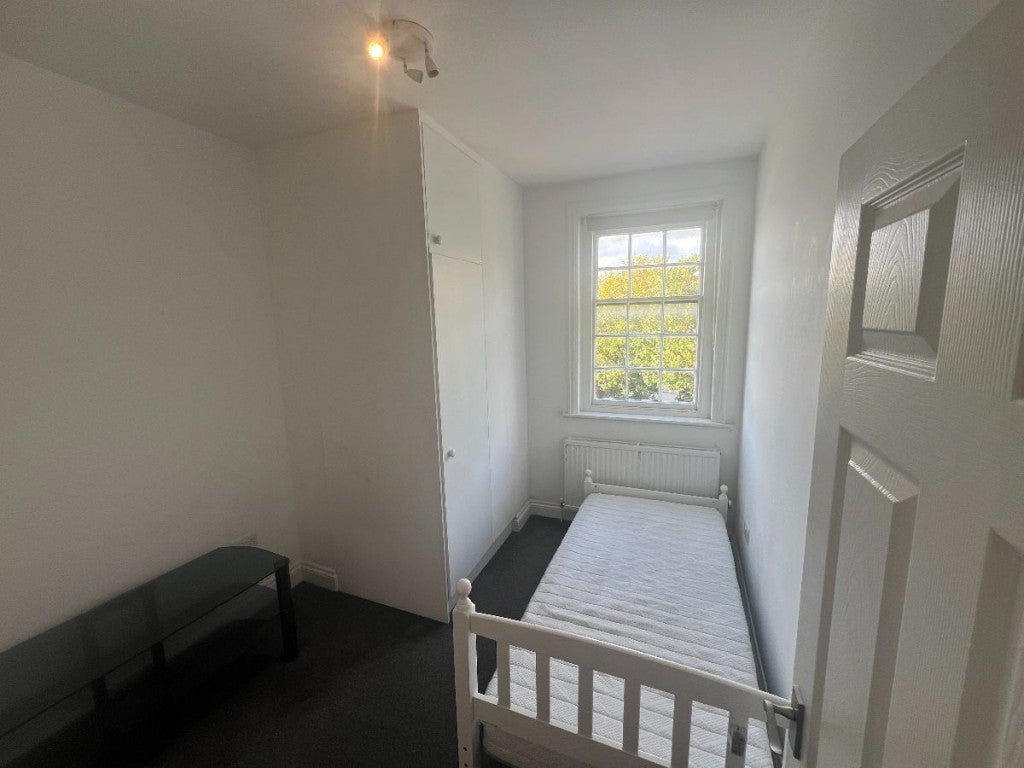 Flat Kingston Hill in Greater London