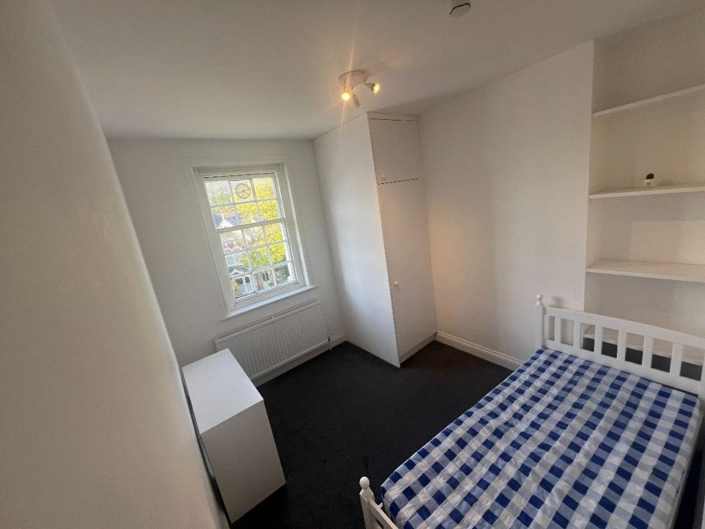 Flat Kingston Hill in Greater London