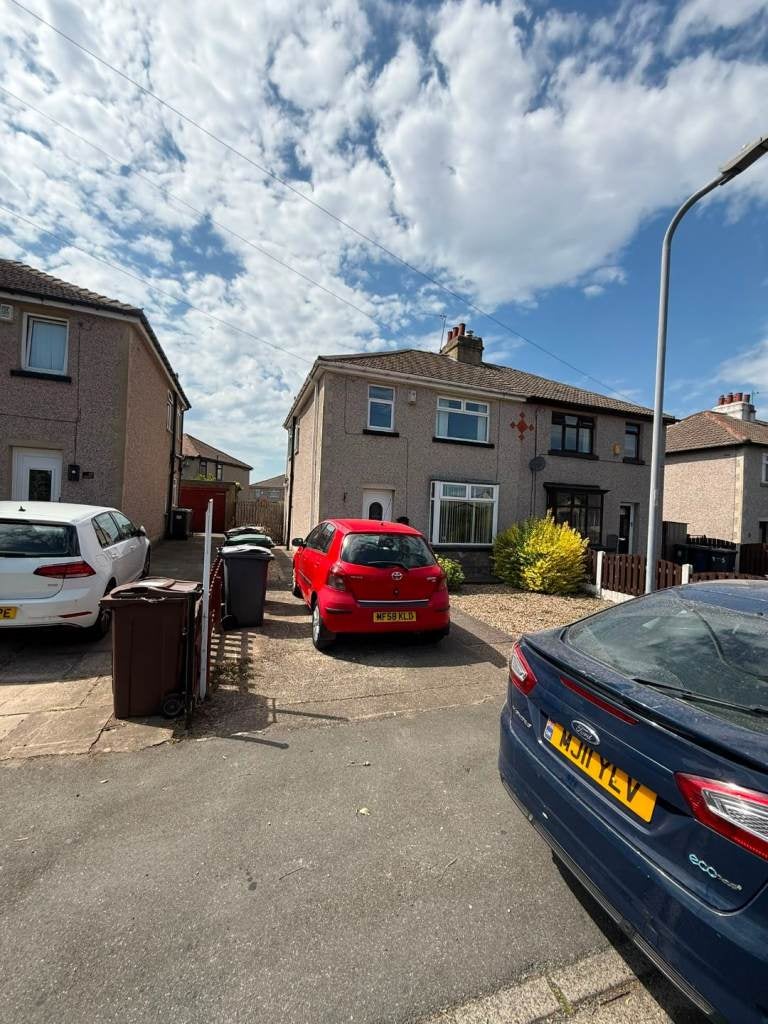 House Lodore Avenue in Bradford