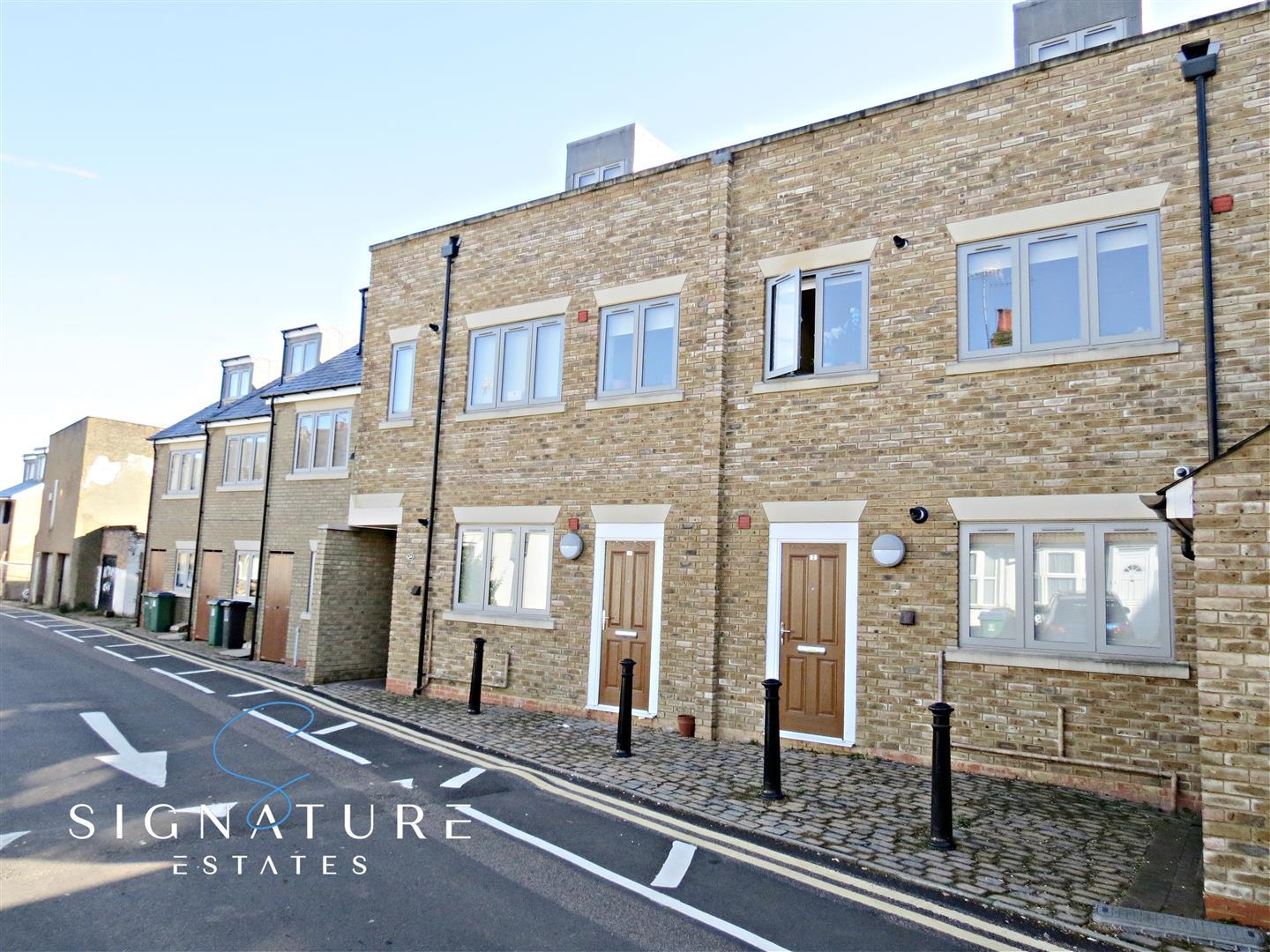 Flat Loates Lane in Watford