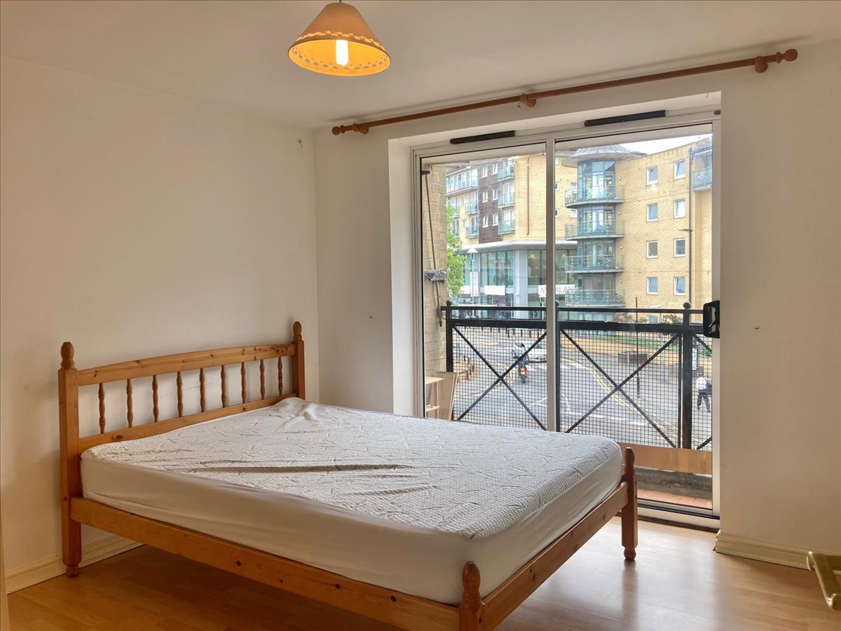 Flat Highfield Road in Greater London