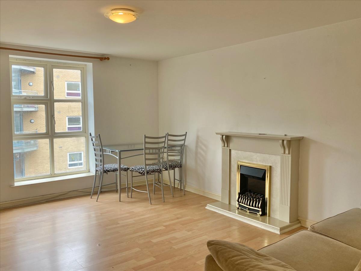 Flat Highfield Road in Greater London