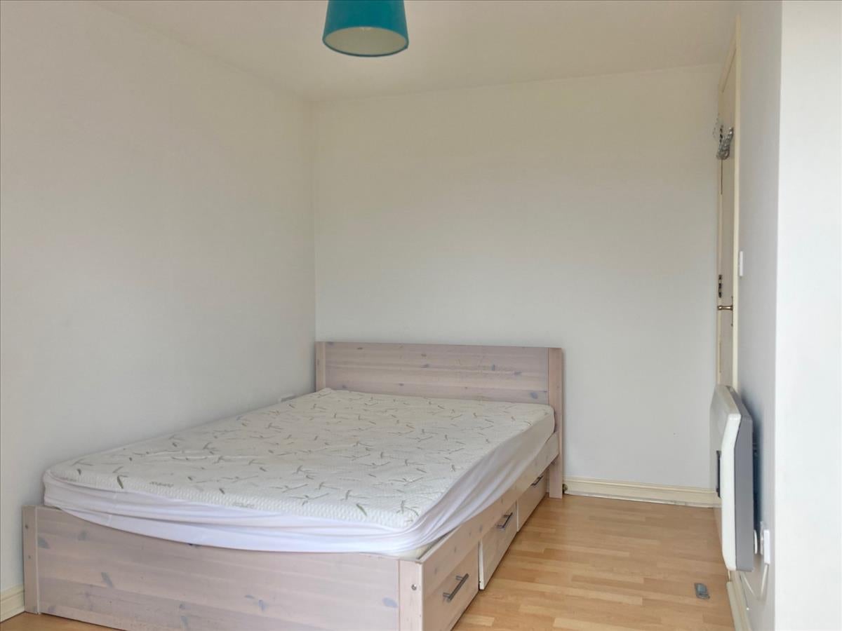 Flat Highfield Road in Greater London