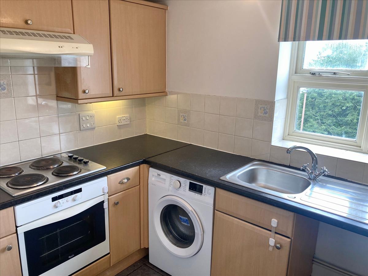 Flat Highfield Road in Greater London
