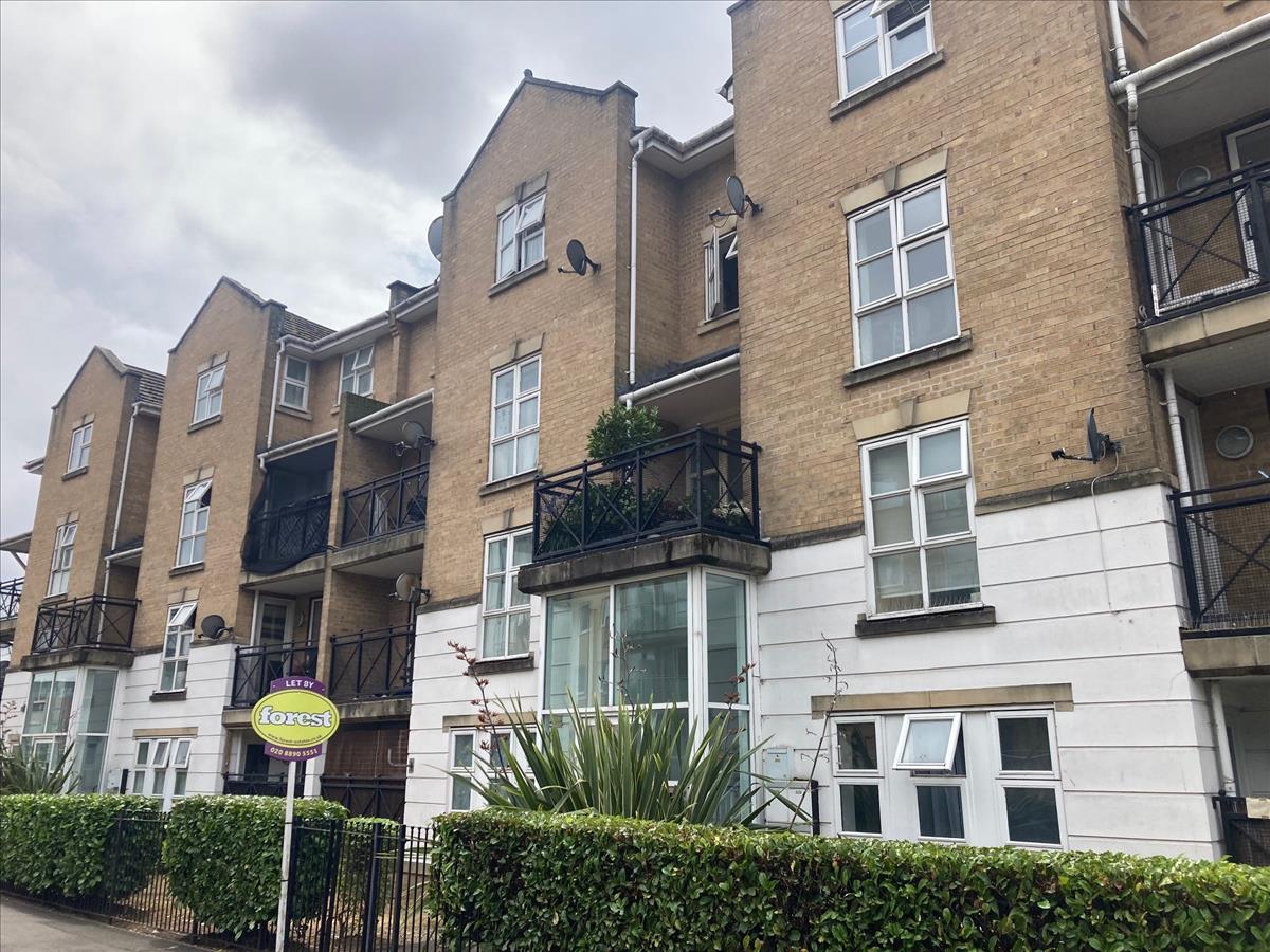 Flat Highfield Road in Greater London