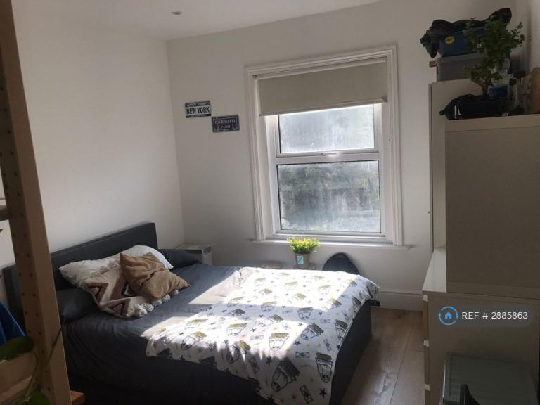 Room Harborough Road in Southampton