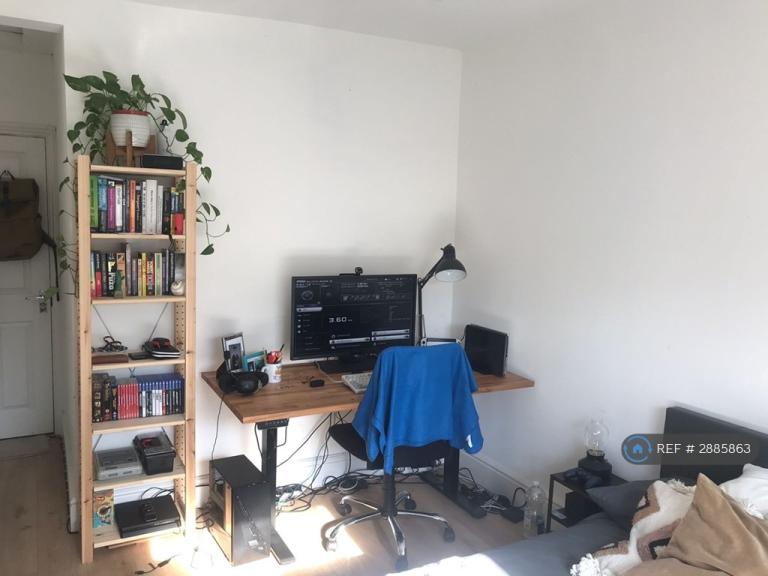 Room Harborough Road in Southampton