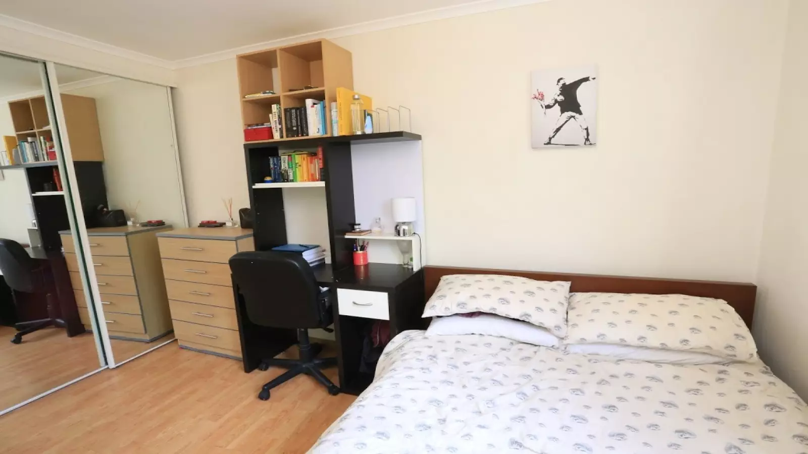 Room Usk Street in Greater London
