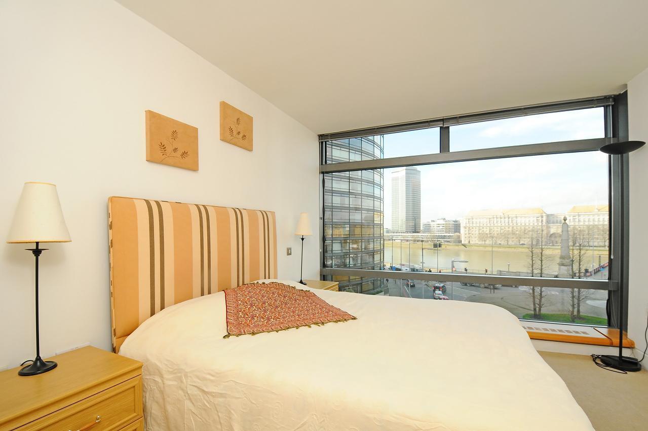 Flat Albert Embankment in Greater London