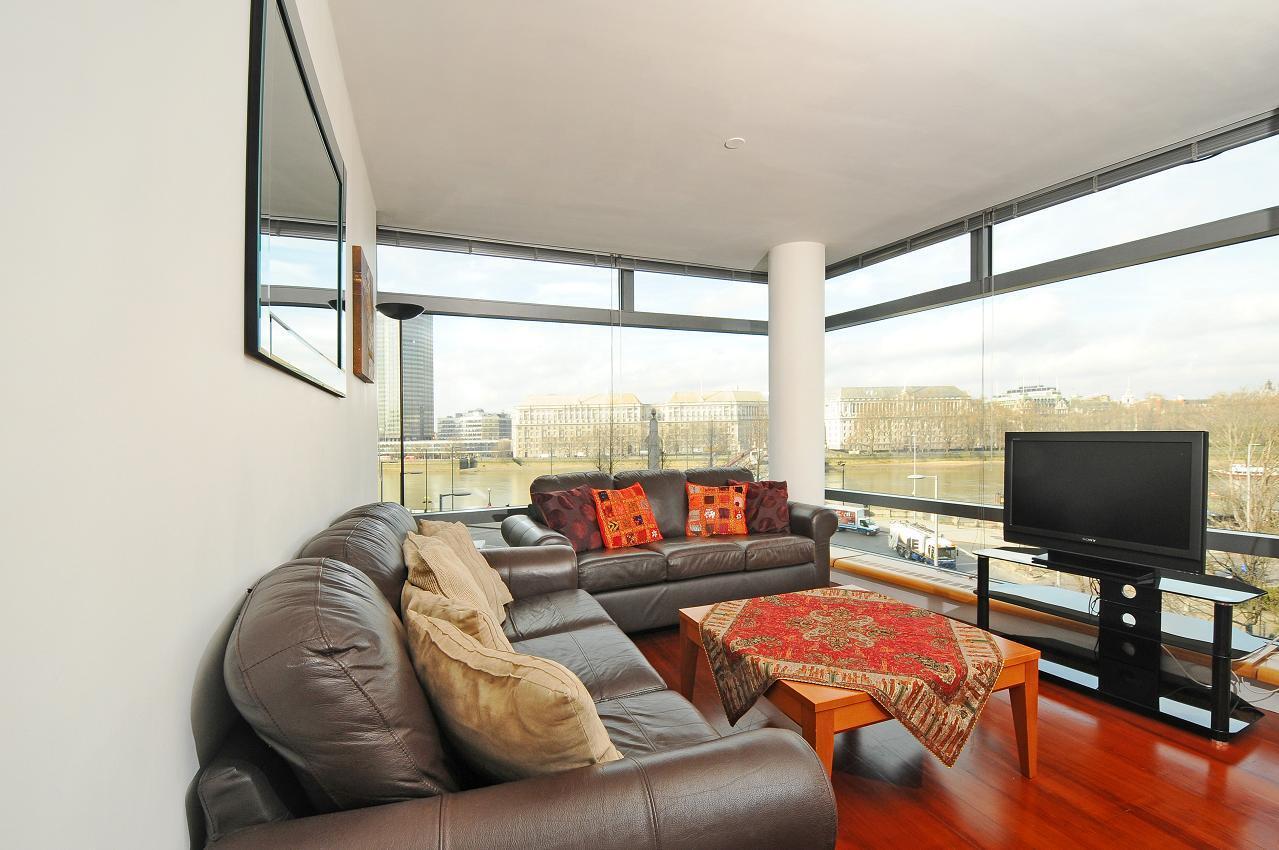 Flat Albert Embankment in Greater London