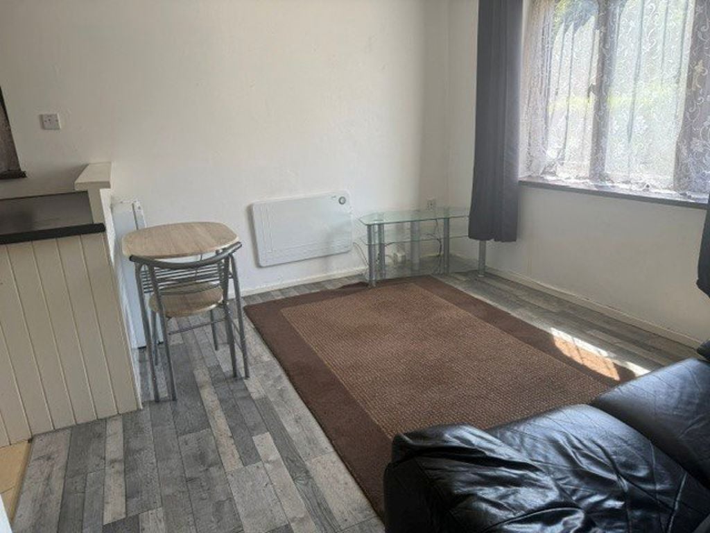 Flat Dawes Close in Coventry