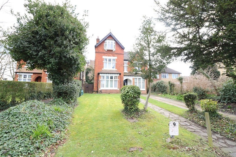 Flat Pitshanger Lane in Greater London