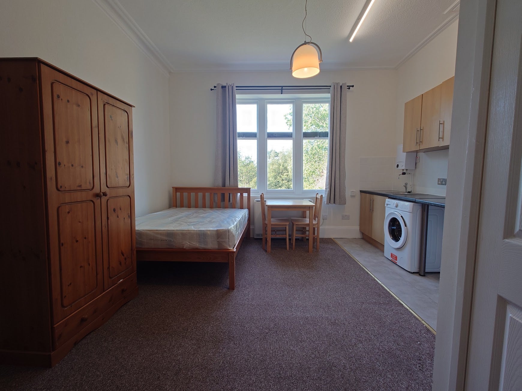 Flat Pitshanger Lane in Greater London