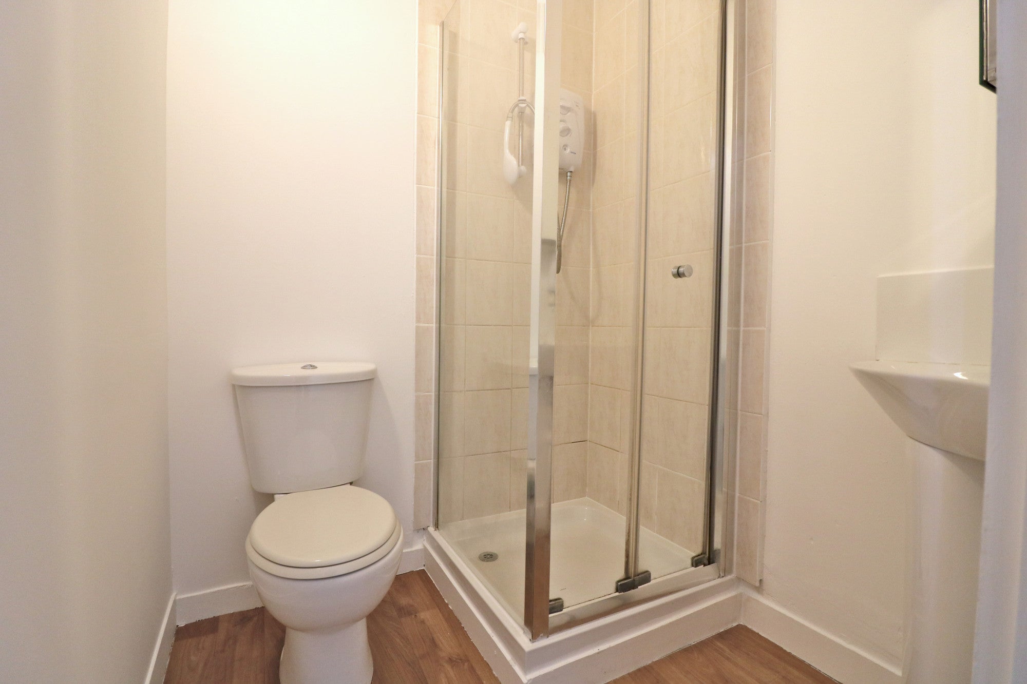 Flat Pitshanger Lane in Greater London