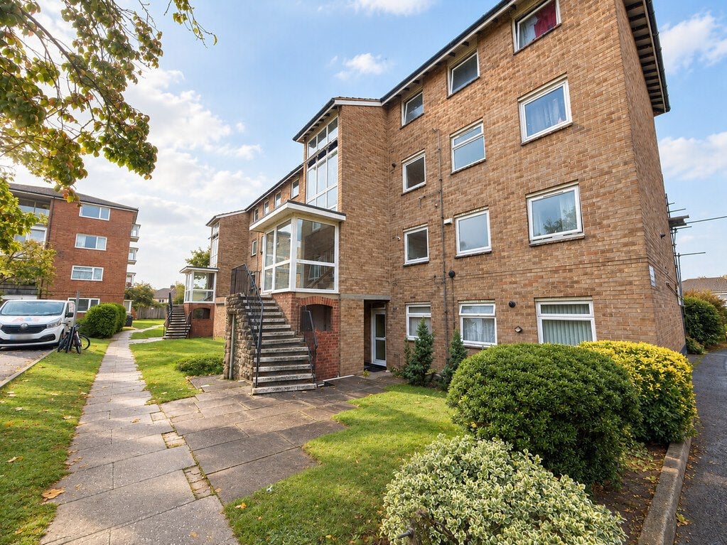 Flat Wendover Road in Havant