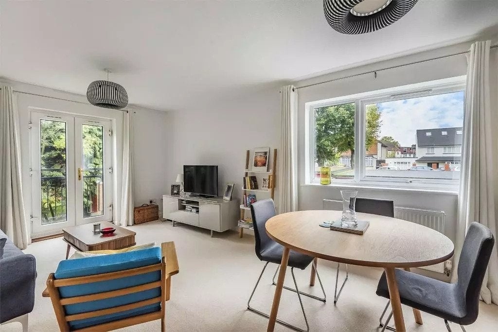Flat Crown Walk in Greater London