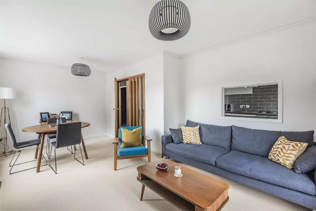 Flat Crown Walk in Greater London