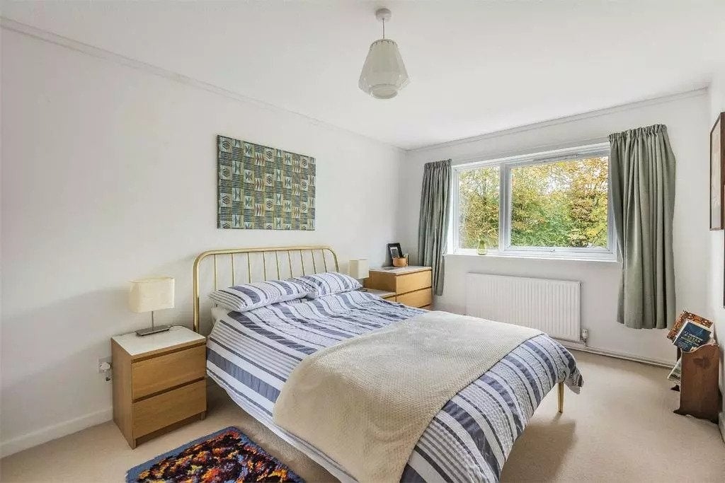 Flat Crown Walk in Greater London